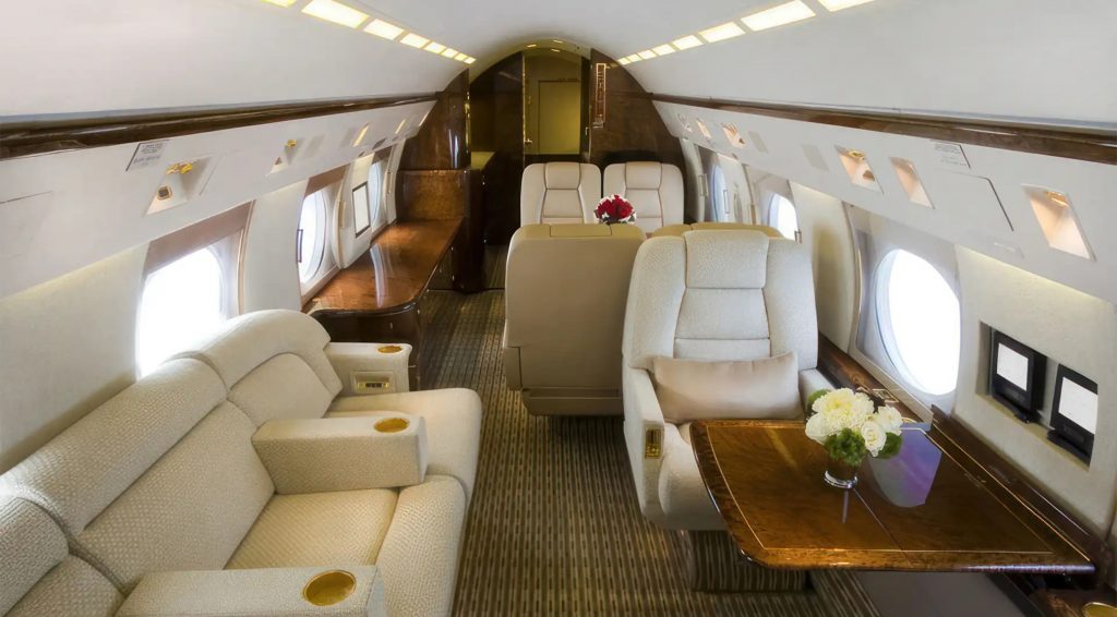 Interior lujoso del Gulfstream IV con acabados ejecutivos de alta gama