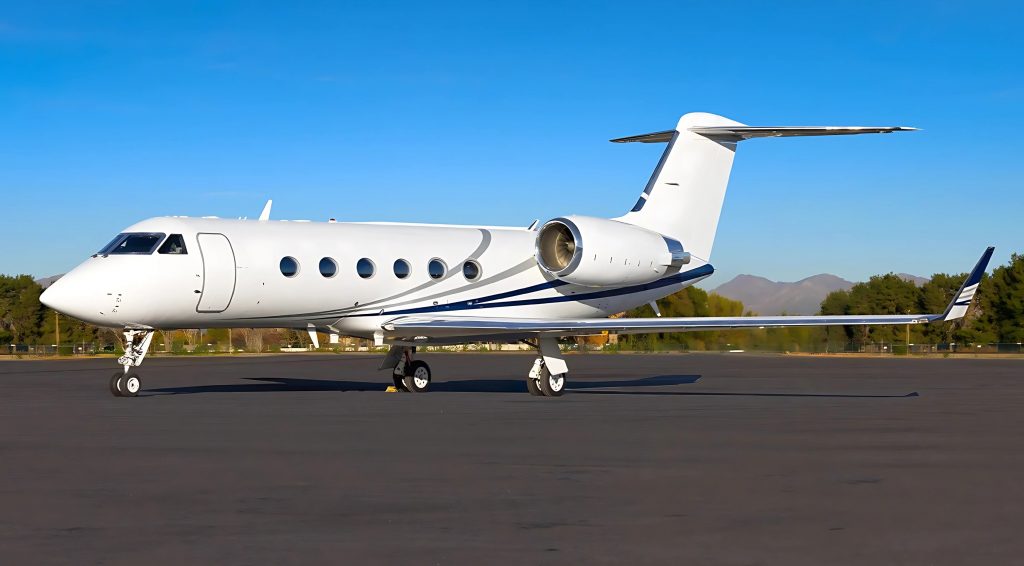 Gulfstream IVSP estacionado en aeropuerto para vuelos privados en México y USA