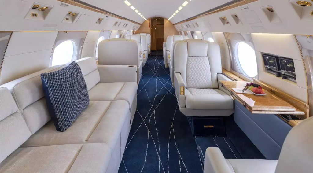 Interior del Gulfstream IVSP con asientos ejecutivos y acabados de lujo