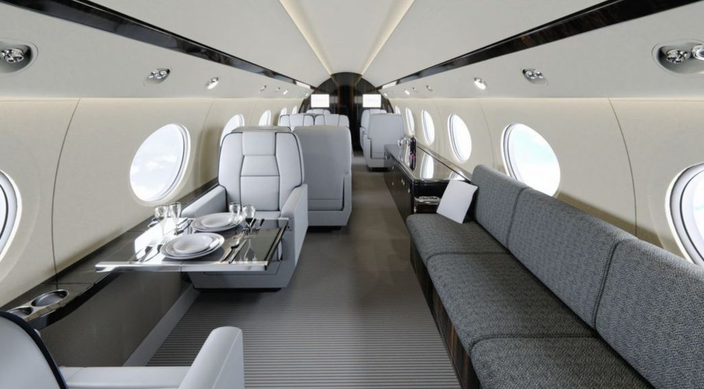 Interior de jet Gulfstream V con asientos ejecutivos, sala de juntas y acabados de lujo