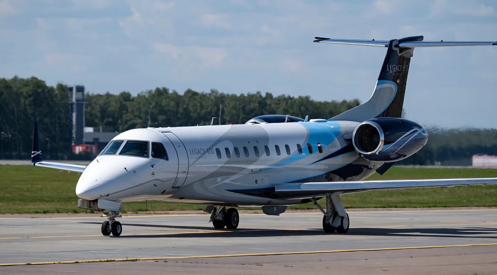 Jet Legacy 650 estacionado en aeropuerto listo para vuelo privado en México o USA