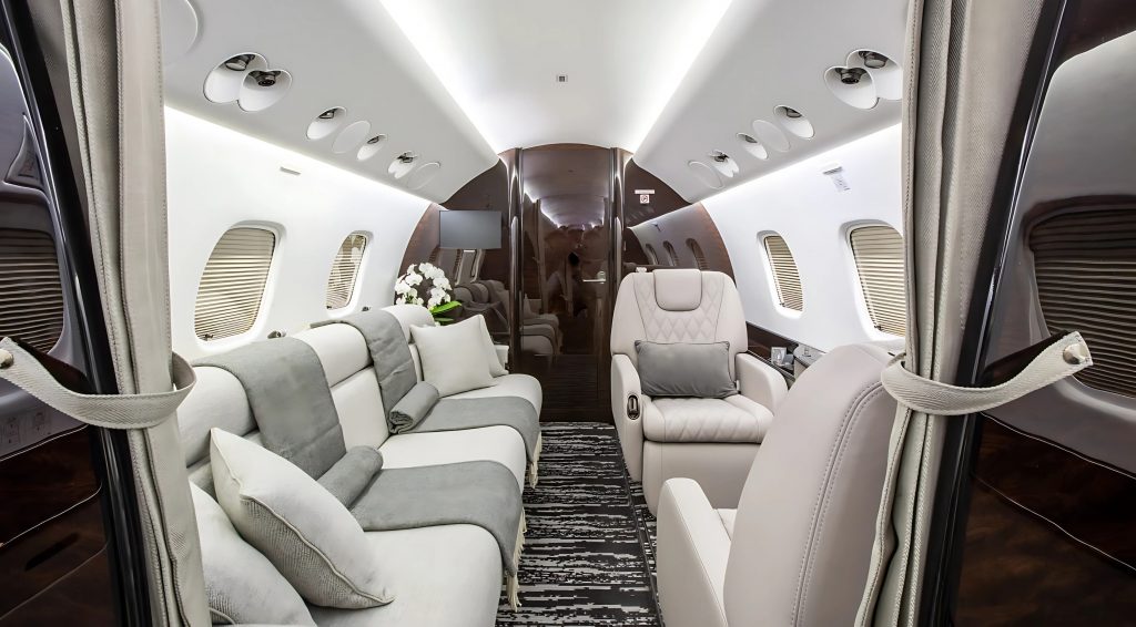 Interior de jet Legacy 650 con acabados de lujo y configuración ejecutiva