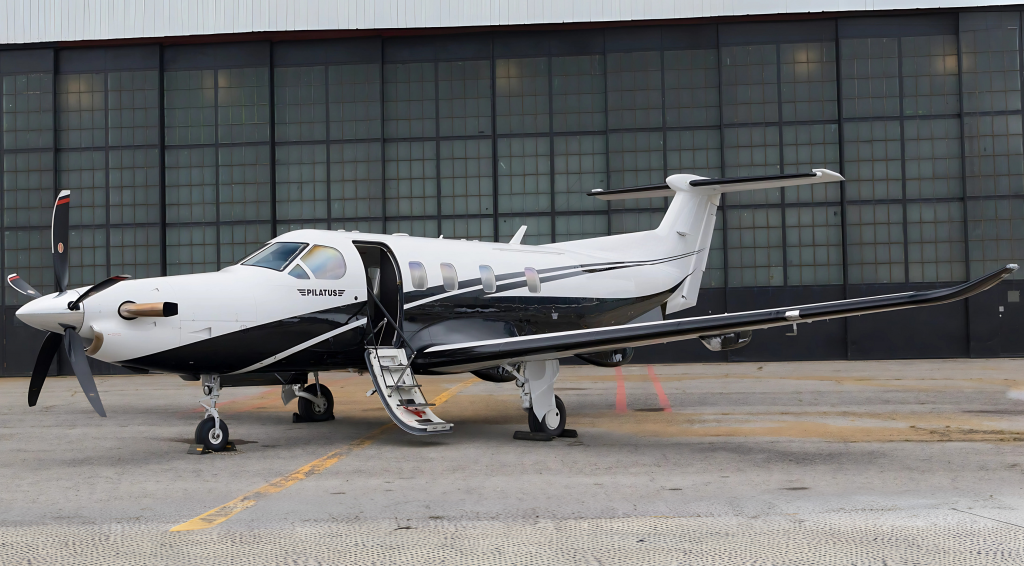 Avión Pilatus PC-12 estacionado, ideal para vuelos ejecutivos y privados en México