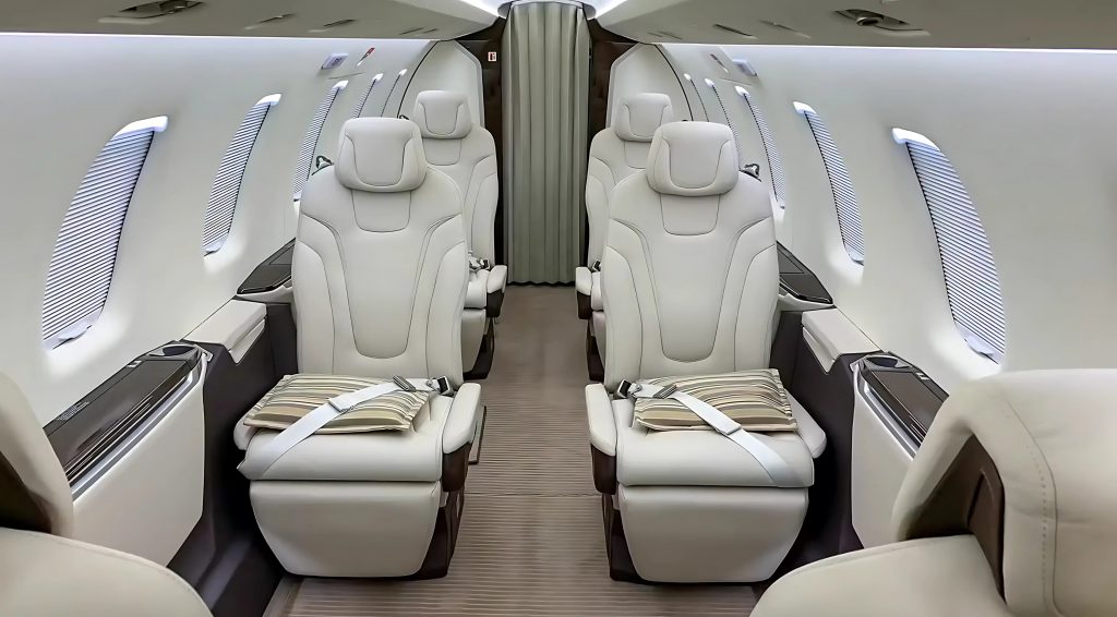 Interior del Pilatus PC-24 con acabados de lujo y espacio ejecutivo