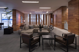 Sala VIP en terminal privada FBO con diseño exclusivo para vuelos privados