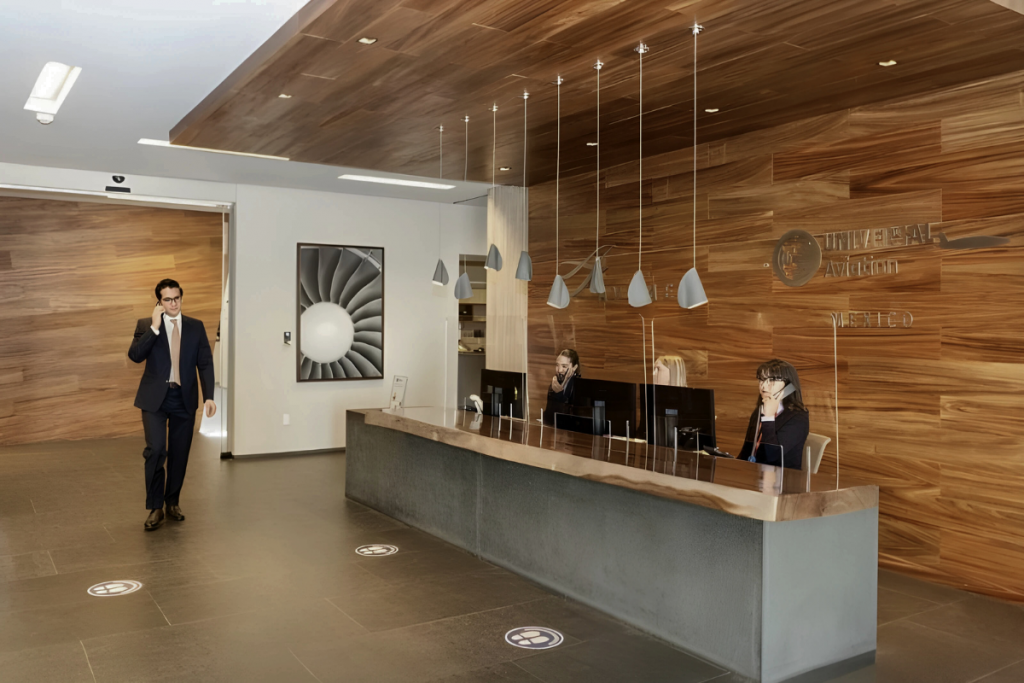 Recepción de una terminal privada FBO de lujo para vuelos ejecutivos en México