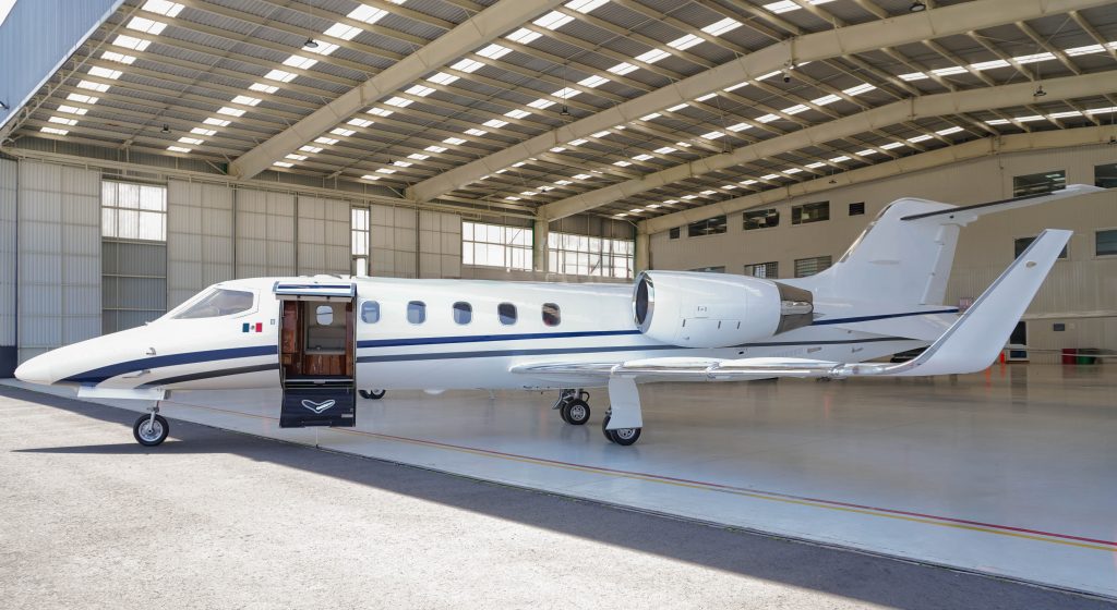Jet privado ejecutivo listo para abordar desde hangar exclusivo en México