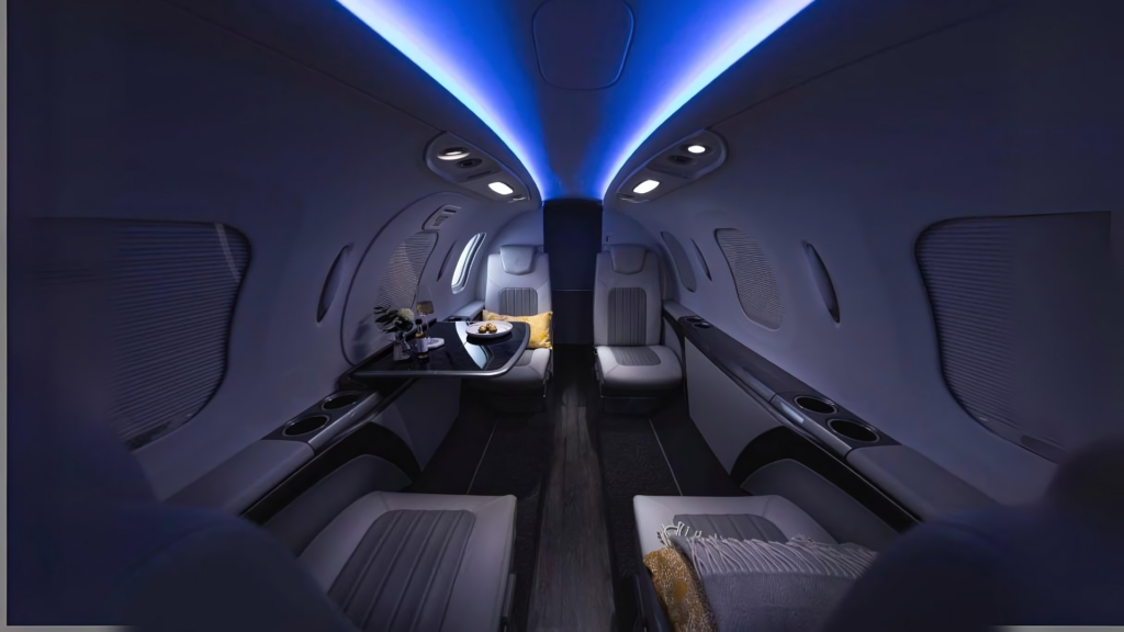 Interior nocturno del Honda Jet Elite II con iluminación LED – Villaa Jets