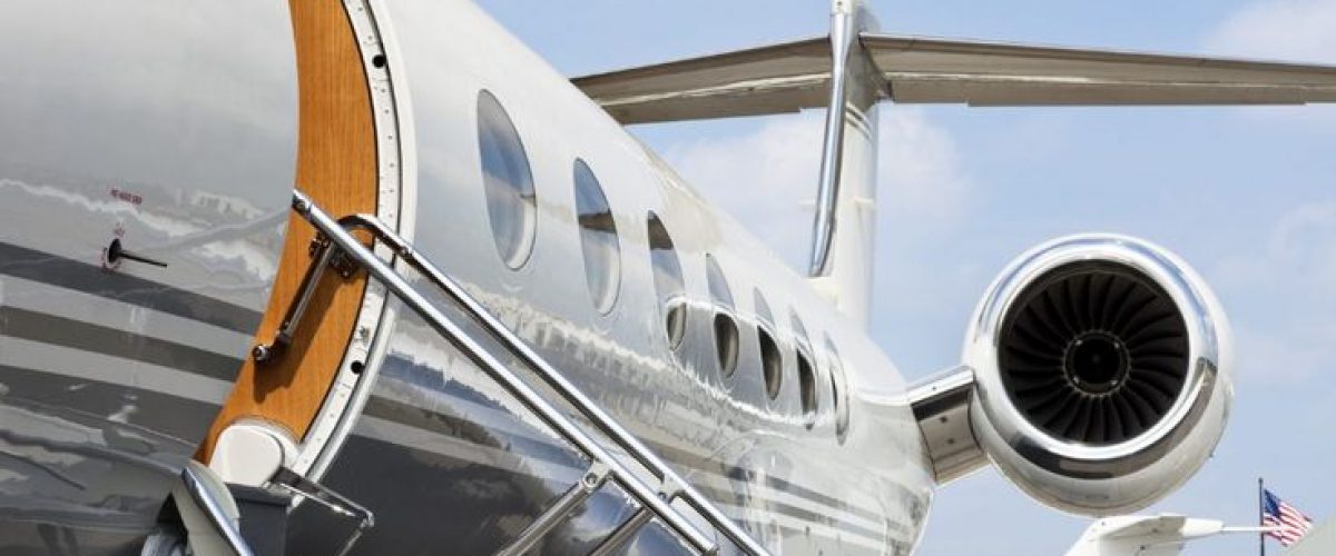 Escalera del jet Villaa Jets lista para embarque de pasajeros