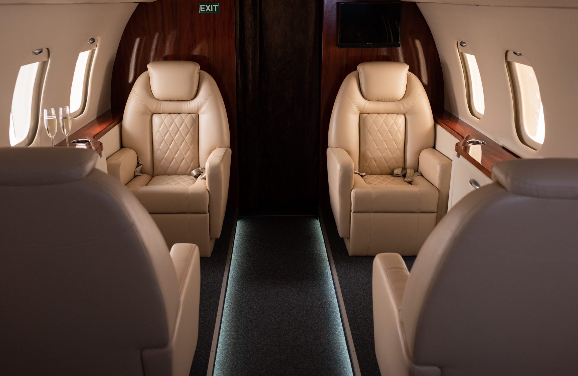 Cabina interior de jet privado Villaa Jets con asientos ejecutivos de lujo y espacio para reuniones o descanso