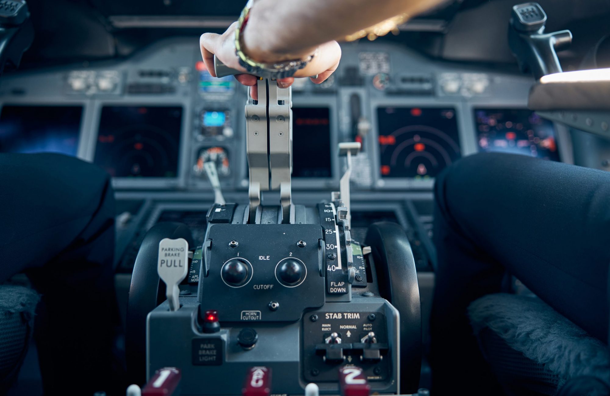 Pilotos en cabina del jet privado de Villaa Jets listos para vuelo ejecutivo